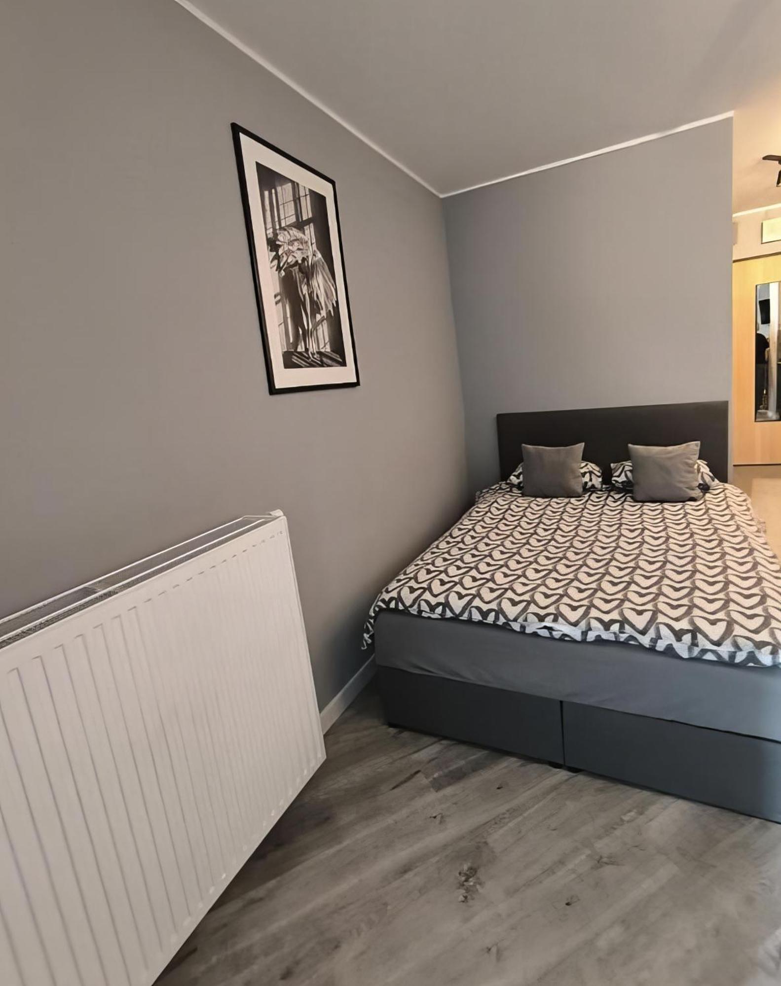 77 Wiktoryn Studio Apartment Варшава Екстериор снимка