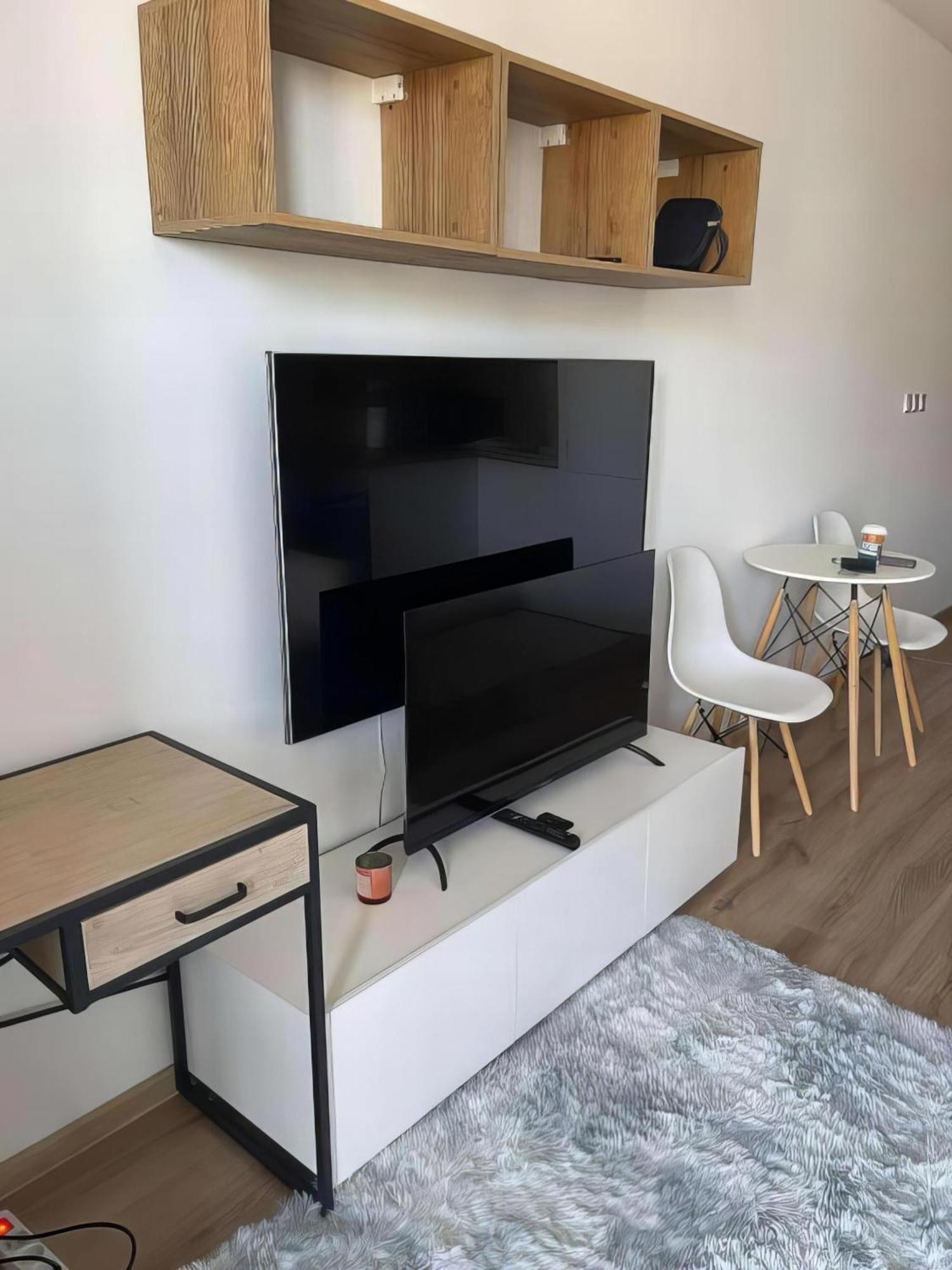 77 Wiktoryn Studio Apartment Варшава Екстериор снимка