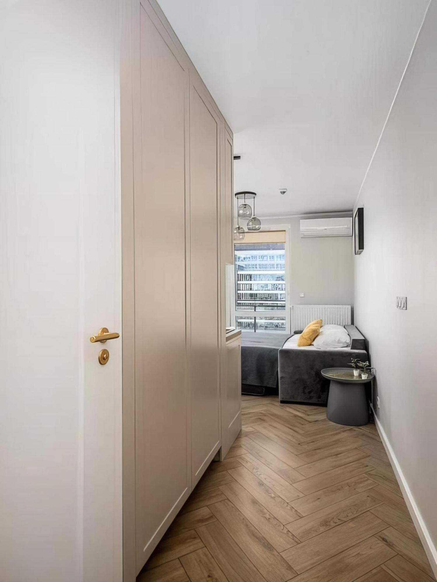 77 Wiktoryn Studio Apartment Варшава Екстериор снимка